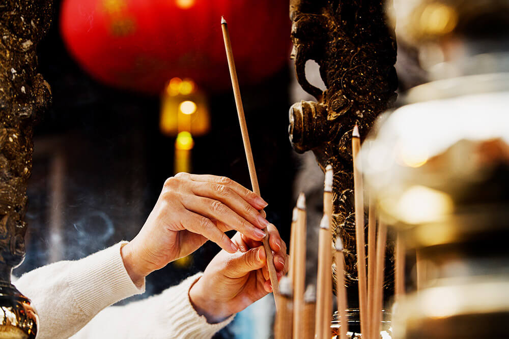 Kan'non Temple Enjoy Fortune-telling and Burning Gold Paper in the Style of Kanzeon Temple